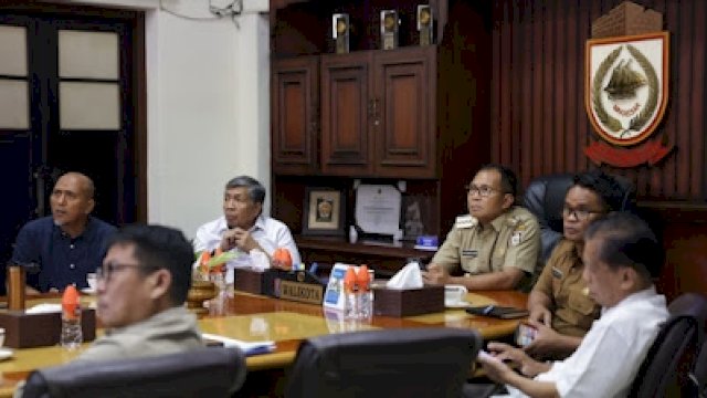 Suasana rapat serah terima dokumen hasil proses tender PSEL dari panitia kepada Wali Kota Makassar di Balai kota Makassar, Senin (3/7/2023). (Foto: Istimewa)