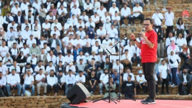 Ketua Umum APEKSI, Bima Arya memberikan motivasi kepada pemuda pada pembukaan Youth City Changers Rakernas APEKSI XVI di Tokka Tena Rata Maros, Senin (10/7/2023). (Foto: Istimewa)