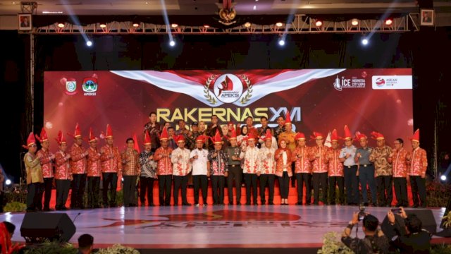 Para peserta Rakernas APEKSI XVI Tahun 2023 berfoto bersama usai pembukaan di Upperhills Convention Center, Makassar, Rabu (12/7/2023). (Foto: Istimewa)