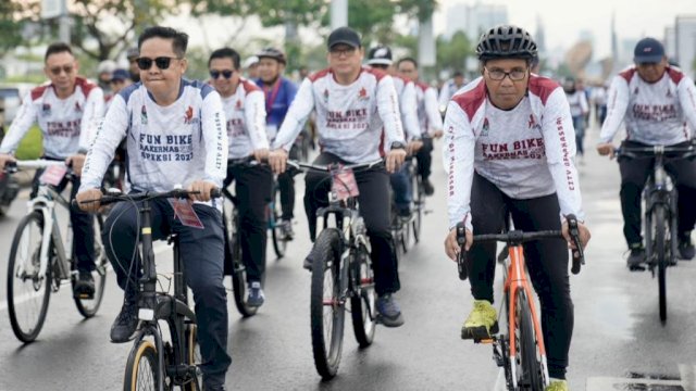 Wali Kota Makassar, Moh Ramdhan Pomanto melakukan gowes bersama peserta Rakernas APEKSI XVI di Kawasan CPI, Makassar, Kamis (13/7/2023). (Foto: Istimewa)