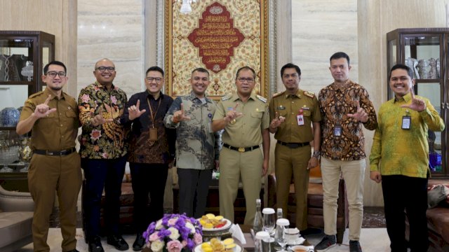 Wali Kota Makassar, Moh Ramdhan Pomanto melakukan penandatanganan MoU antara Pemkot Makassar dan PT Bank Mandiri (Persero) tentang Penyediaan Solusi Perbankan untuk Layanan Publik di Kota Makassar, Senin (31/7/2023). (Foto: Istimewa)