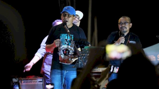 Wali Kota Makassar, Moh Ramdhan Pomanto menghibur pengunjung pada acara Anniversary Lembaga Makassar Musician Community 90's di Anjungan Pantai Losari, Jumat (28/7/2023). (Foto: Istimewa)