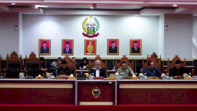 Suasana rapat paripurna DPRD Sulsel dengan agenda pengumuman masa akhir jabatan Gubernur Andi Sudirman Sulaiman, Jumat (4/8/2023). (Foto: Istimewa)