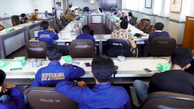 Rapat dengar pendapat yang digelar Komisi D DPRD Sulsel terkait masalah jalan rusak di Gowa dan Wajo belum lama ini. (Foto: Istimewa)