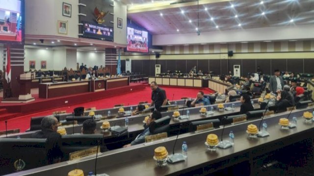 Suasana rapat paripurna DPRD Sulawesi Selatan pada Selasa (8/8/2023) malam. (Foto: Istimewa)