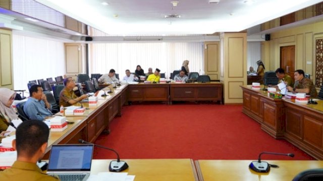 Pansus Ranperda tentang RPPLH Sulsel menggelar rapat di DPRD Sulsel, Selasa (15/8/2023). (Foto: Istimewa)