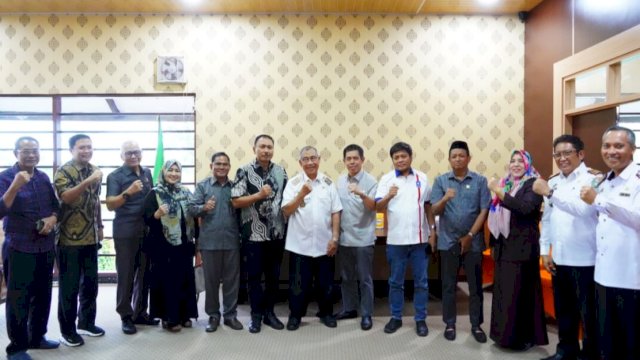 Rombongan Pansus Ranperda RPPLH DPRD Sulsel saat melakukan kunjungan kerja di Kantor Walikota Parepare, Kamis (24/8/2023). (Foto: Istimewa)