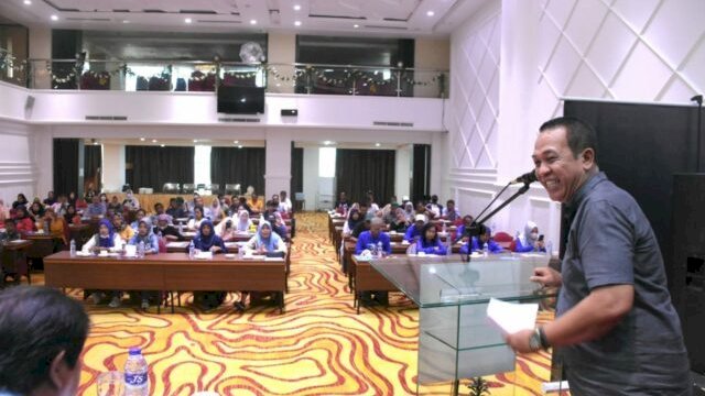 Anggota DPRD Makassar, Hasanuddin Leo saat menyosialisasikan Perda Nomor 9 Tahun 2016 tentang Perlindungan dan Pengelolaan Lingkungan Hidup di Hotel Travellers Phinisi Makassar, Jalan Lamaddukelleng, Sabtu (17/6/2023). (Foto: Istimewa)