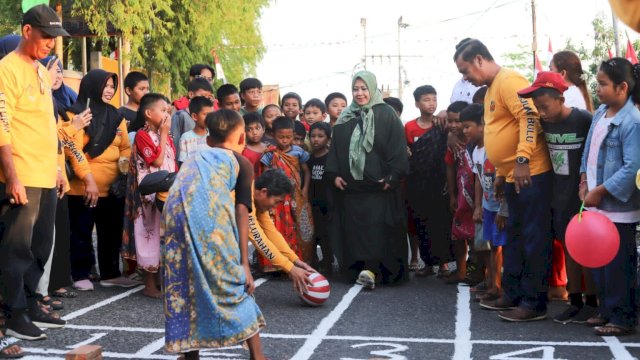 Porseni Kelurahan Ujung Bulu, Ketua PKK Parepare Erna Rasyid Taufan Bagi Hadiah