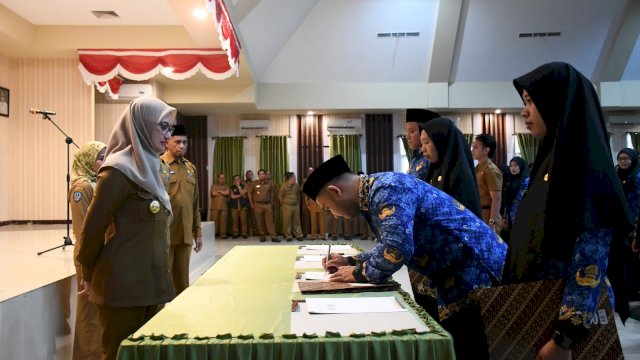 Bupati Luwu Utara Indah Putri Indriani saat menyerahkan SK PPPK kepada 374 pegawai lingkup Pemda Luwu Utara.