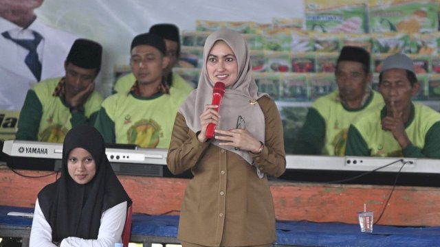 Bupati Luwu Utara Indah Putri Indriani saat menghadiri syukuran hari jadi Desa Tulungsari Kecamatan Sukamaju.