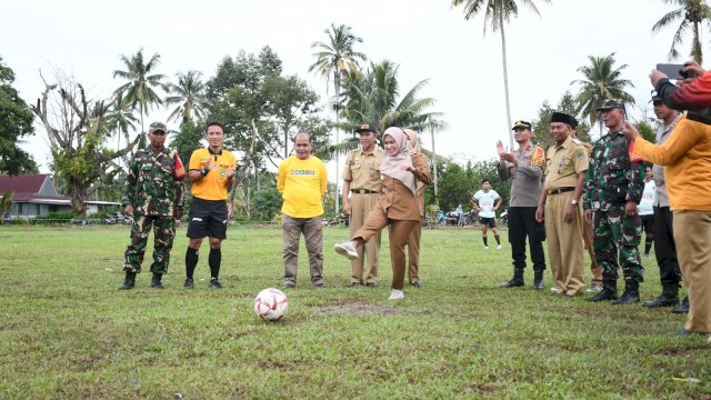 Bupati Luwu Utara Indah Putri Indriani saat membuka rangkaian kegiatan peringatan HUT Ke-78 RI di Kecamatan Mappedeceng.
