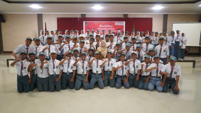 Bupati Luwu Utara Indah Putri Indriani foto bersama Paskibraka Luwu Utara 2023.