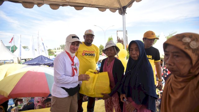 Bupati Luwu Utara Indah Putri Indriani menyerahkan paket bantuan kepada slah satu lansia di Luwu Utara.