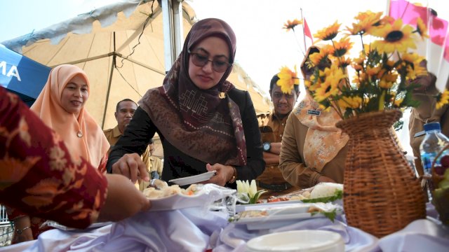 Bupati Luwu Utara Indah Putri Indriani mencicipi salah satu menu olahan ikan yang dihidangkan salah satu peserta lomba masak olahan ikan.