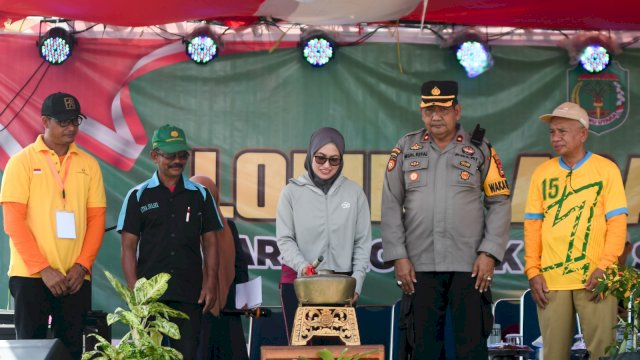 Bupati Luwu Utara Indah PutriIndriani saat membuka lomba asah terampil antar kelompok tani.