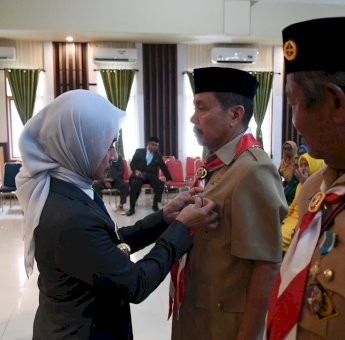 274 PNS Pemda Lutra Terima Tanda Kehormatan Satyalancana Karya Satya