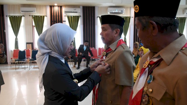 Bupati LuwuUtara menyematkan tanda kehormatan kepada Sekretaris Daerah Kabupaten Luwu Utara Armiadi.