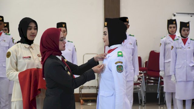 Bupati Luwu Utara Indah Putri Indriani saat mengukuhkan Paskibraka Luwu Utara 2023.