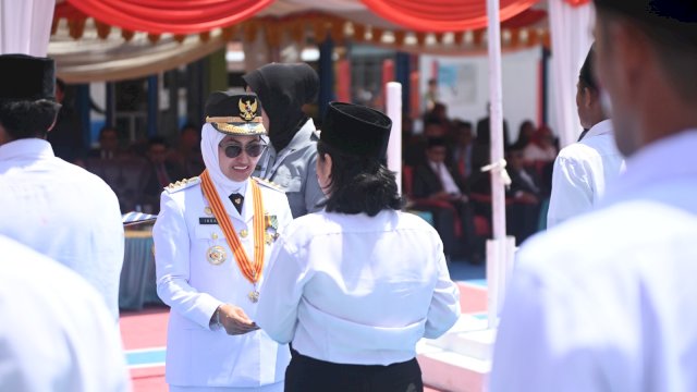 Bupati Luwu Utara Indah Putri Indriani saat menyerahkan remisi secara simbolis kepada salah satu narapidana di Lapas Kelas II B Masamba.