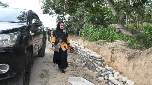 Bupati Luwu Utara Indah Putri Indriani saat meninjau pengerjaan ruas ajalan Masamba - Kambisa.