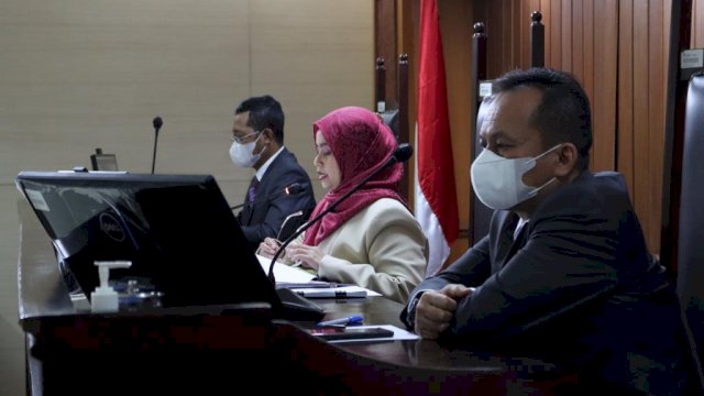 KPPU mulai melakukan sidang dugaan pelanggaran pekerjaan proyek peningkatan jalan di Provinsi Aceh dengan agenda pemaparan LDP oleh Investigator KPPU, kemarin. (Dok. Humas KPPU)