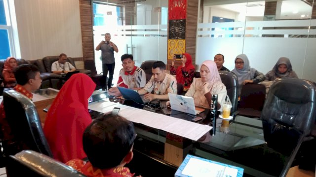 Tim Kanwil Kemenkumham Sulsel saat melakukan harmonisasi rancangan peraturan daerah pemerintah kabupaten di Sulawesi Selatan. (Dok. Humas Kanwil Kemenkumham Sulsel)