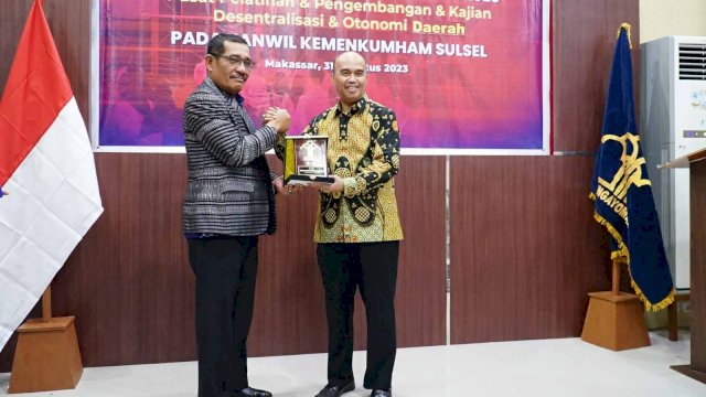 Kakanwil Kemenkumham Sulsel Liberti Sitinjak berfoto bersama Kepala Puslatbang KDOD LAN RI Muhammad Aswad usai penyambutan peserta PKP Angkatan II Tahun 2023, di Aula Balai Harta Peninggalan (BHP) Makassar, Kamis (31/08/2023). (Dok. Humas Kanwil Kemenkumham Sulsel)