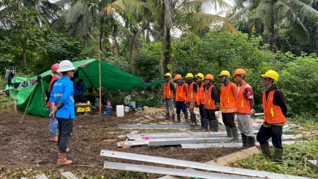 Pegawai PLN UIP Sulawesi melaksanakan briefing pekerjaan lapangan untuk mengingatakan pekerja agar melaksanakan pekerjaan sesuai dengan SOP pada pekerjaan pembangunan infrastruktur ketenagalistrikan. (Dok. Humas PLN UIP Sulawesi)