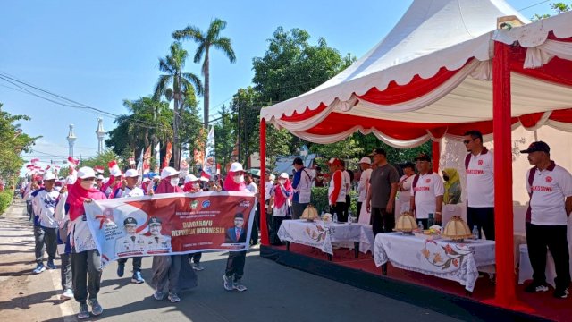 Diskominfo-SP Kabupaten Gowa menjadi peserta barisan nomor empat saar melewati panggung kehormatan Gerak Jalan Antar SKPD dan Organisasi Pemkab Gowa, di Jalan Masjid Raya, Sabtu (12/08/2023). (Dok. Chaerani/Republiknews.co.id)