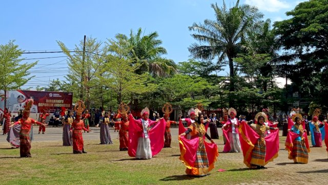 Puluhan siswa-siswi dari berbagai SMP di Kabupaten Gowa bergabung mempersembahkan Tari Kolosal dalam rangka memeriahkan HUT Kemerdekaan RI Ke-78 Tingkat Kabupaten Gowa, di Lapangan Upacara Kantor Bupati Gowa, Kamis (17/08/2023). (Dok. Chaerani/Republiknews.co.id)