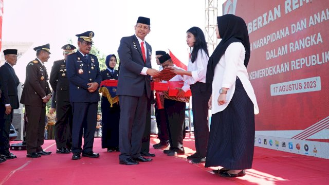 Kepala Kantor Wilayah Kemenkumham Sulsel Liberti Sitinjak bersama Pj. Sekda Provinsi Sulsel, Andi Muhammad Arsjad saat memberikan remisi kepada WBP lingkup Kanwil Kemenkumham Sulsel di Peringatan Kemerdekaan RI Ke-78, Kamis (17/08). (Dok. Humas Kanwil Kemenkumham Sulsel)