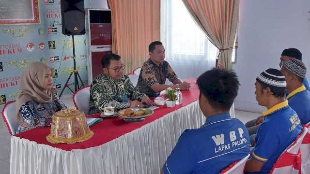 Tim Kanwil Kemenkumham Sulsel saat memantau langsung pelayanan bantuan hukum gratis di Lembaga Pemasyarakatan Kelas IIA Palopo, kemarin. (Dok. Humas Kanwil Kemenkumham Sulsel)