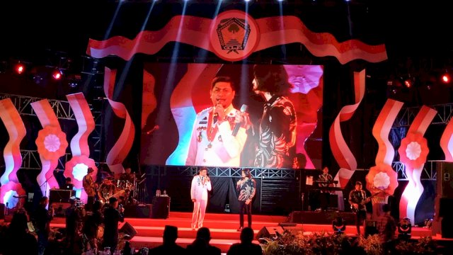 Bupati Gowa Adnan Purichta Ichsan dan Virzha saat menyanyikan lagu Aku Lelakimu pada malam Resepsi Kenegaraan Peringatan HUT Kemerdekaan RI Ke-78 Tingkat Kabupaten Gowa, di Pelataran Museum Istana Balla Lompoa, Kamis (17/08/2023). (Dok. Chaerani/Republiknews.co.id)