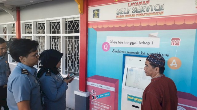 TPM Inspektorat Jenderal Kemenkumham saat melakukan verifikasi lapangan di Lapas Kelas IIA Parepare, kemarin. (Dok. Humas Kanwil Kemenkumham Sulsel)