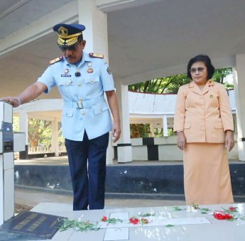 Jelang Peringatan Kemenkumham ke-78, Pegawai Kemenkumham Sulsel Ziarah dan Tabur Bunga di TMP Panaikang Makassar