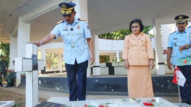 Kakanwil Kemenkumham Sulsel Liberti Sitinjak memimpin langsung ziarah dan tabur bunga ke TMP Panaikang Makassar, Rabu (09/08/2023). (Dok. Humas Kanwil Kemenkumham Sulsel)