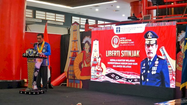 Kakanwil Kemenkumham Sulsel Liberti Sitinjak saat menghadiri Mobile IP Clinic yang digelar Kanwil Kemenkumham Sulsel, di Pipo Mall Makassar, kemarin. (Dok. Humas Kanwil Kemenkumham Sulsel)