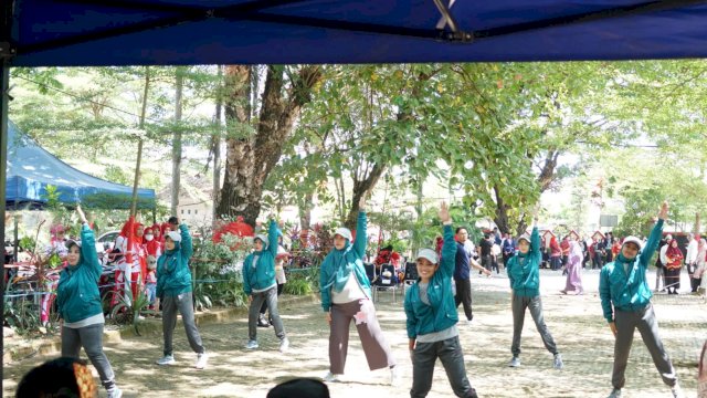 Diskominfo-SP Kabupaten Gowa saat menampilkan pertunjukan senam sehat pada Lomba Senam Jantung Sehat Pemerintah Kabupaten Gowa, di Lapangan Upacara Kantor Bupati Gowa, Kamis (10/08/2023). (Dok. Humas Gowa)