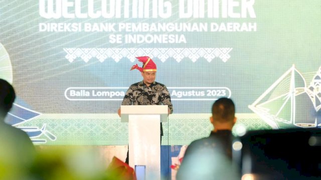 Bupati Gowa Adnan Purichta Ichsan saat menyambut para pimpinan BPD Se-Indonesia di pelataran Museum Istana Balla Lompoa, Rabu (30/08) malam kemarin. (Dok. Humas Gowa)