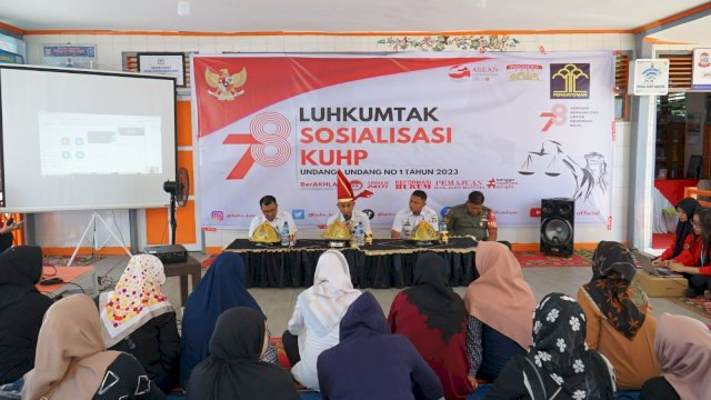 Kanwil Kemenkumham Sulsel saat melaksanakan Sosialisasi KUHP Baru di Kelurahan Maccini Sombala, Kecamatan Tamalate, Makassar, kemarin. (Dok. Humas Kanwil Kemenkumham Sulsel)