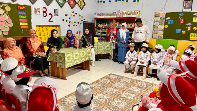 Bunda Pendidian Anak Usia Dini (PAUD) Priska Paramita Adnan saat hadir pada Sosialisasi Partisipasi Orang Tua dan Peran Serta Masyarakat dalam Mendukung Pembinaan, Penyelenggaraan dan Pengembangan Gerakan Transisi PAUD ke SD yang Menyenangkan, di TK Aisyiyah Sungguminasa, kemarin. (Dok. Humas Gowa)