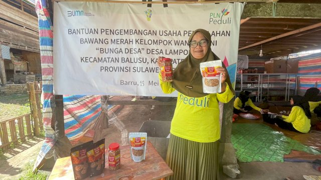 Bantuan sosial PLN UIP Sulawesi di Kabupaten Barru berhasil berkembang yang dari sebelumnya di sektor pertanian bawang merah, kemudian berkembang hingga menjadi produk UMK berupa bawang goreng. (Dok. Humas UIP Sulawesi)