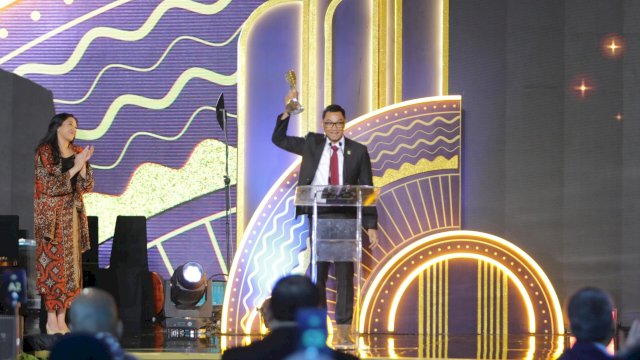 Direktur Utama PLN Darmawan Prasodjo usai menerima penghargaan kategori perusahaan Terdepan dalam Wujudkan Transisi Energi pada ajang Detikcom Awards 2023, kemarin. (Dok. Humas PLN UIP Sulawesi)