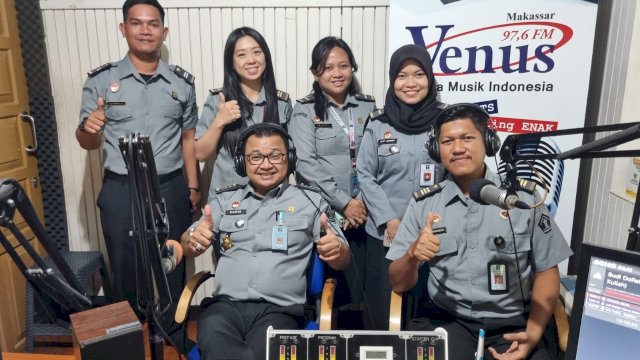 Tim Kanwil Kemenkumham Sulsel saat hadir memberikan sosialisasi terkait informasi pemberian layanan bantuan hukum gratis pada Program Masuk Pagi, Radio Venus Makassar 97,6 FM, kemarin. (Dok. Humas Kanwil Kemenkumham Sulsel)