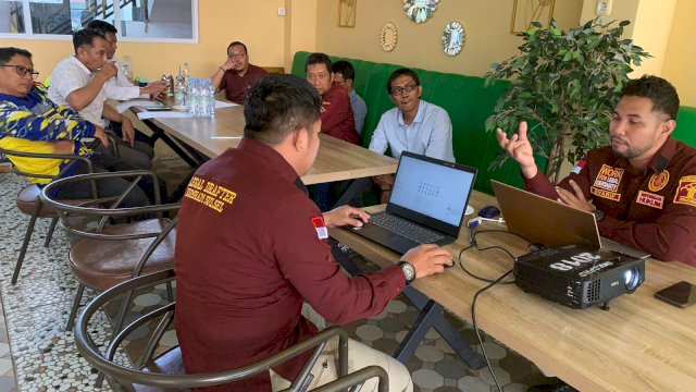 Tim Perancang Peraturan perundang-undangan pada Kanwil Kemenkumham Sulsel saat memberikan pendampingan kepada DPRD Kabupaten Bulukumba dalam hal pembentukan produk hukum daerah, kemarin. (Dok. Humas Kanwil Kemenkumham Sulsel)