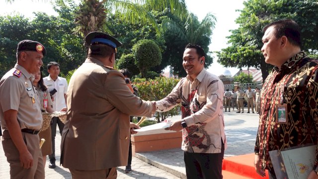 Manajer Pertanahan dan Sertifikasi PT PLN (Persero) UIP Sulawesi Roni S Palar saat menerima sertifikat aset milik PLN dari Kepala Kanwil ATR/BPN Provinsi Sulawesi Tengah Freddy A. Kolintama, di Halaman Kantor Kanwil ATR/BPN Sulawesi Tengah, Selasa, (26/09/2023). (Dok. Humas PLN UIP Sulawesi)