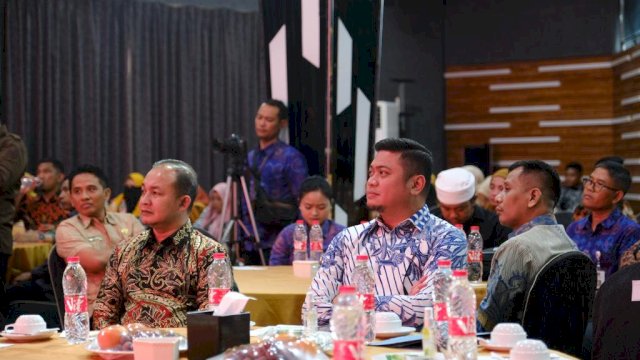 Bupati Gowa Adnan Purichta Ichsan didampingi Kepala Bapenda Kabupaten Gowa Indra Wahyudi Yusuf saat menghadiri Rapat Koordinasi Pendapatan Daerah bagi seluruh SKPD Pengelola PAD, di Fashion Hotel Legian, Kabupaten Badung, Provinsi Bali, kemarin. (Dok. Humas Gowa)