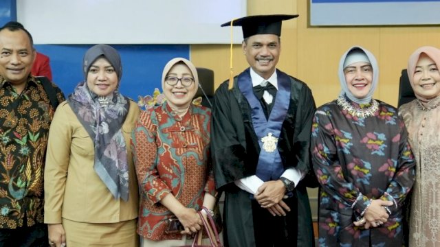 Ketua TP PKK Kota Makassar, Indira Yusuf Ismail saat menghadiri pengukuhan Prof Dr Ir Asri Jaya sebagai anggota Dewan Profesor Fakultas Teknik Universitas Hasanuddin di Ruang Senat Universitas Hasanuddin, Selasa (1/8/2023). (Foto: Istimewa)