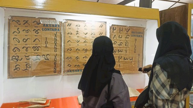 Wisatawan saat melihat koleksi lontara khas Gowa di Musuem Balla Lompoa,di Jalan K.H Wahid Hasyim, Sungguminasa beberapa waktu lalu. Di musuem ini terdapat ratusan koleksi Kerajaan Gowa dari masa ke masa. (Dok. Chaerani/Republiknews.co.id)